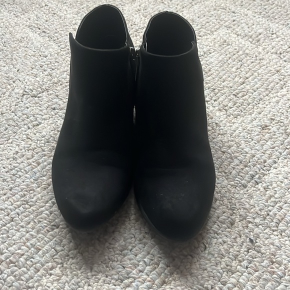 Daisy Fuentes Black Ankle Boots with Low Chunky Heel and Rounded Toe - Picture 3 of 4